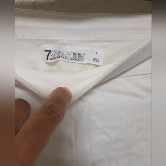 White Shorts With Pockets - Picture 3 of 4